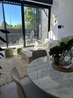 New & Modern Loft 1bd w/Pool&Gym - B&B Canberra