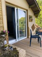 la chambre d hotes de marie indépendante et sa terrasse avec vue panoramique proche alpes mancelles - B&B