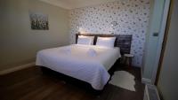 Columba (Super King or Twin Bed) with Sofa Bed, Bath with Overhead Shower