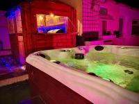 Captivating 4-Bed Hot Tub House in Blackpool - B&B