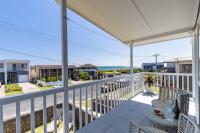 Pet friendly Anna Bay Beach Shack, 44 Ocean Avenue - fantastic 2 storey house with spectacular views - Chambres d'hôtes Eneabba