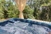 Cottage romantique, son jacuzzi privatif, piscine - Bed and Breakfast
