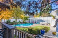 Hot Tub & Seasonal Pool -Sleeps 10- 4 min to OSF - B&B