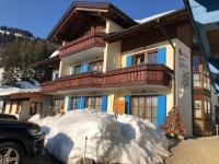 Gemütliche Ferienwohnung Bergwiese, 2-Raum, separates Schlafzimmer, schönen Balkon oder Terrasse, Komfort Ausstattung, ruhige Südlage, kostenfrei WLAN und schöne Sauna, Brötchenservice, Parkplatz, Hunde auf Anfrage, E-Tankstelle nur 800m zum Skigebiet - B&B