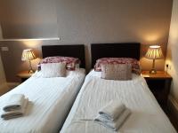 Tweepersoonskamer met 2 Aparte Bedden en Eigen Badkamer