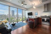 HostWise Stays - The Washington at Chatham - Free Garage Parking across from PPG Arena - Ferienwohnung
