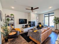 HostWise Stays - The River West - Hot Tub, Parking, Fire Pit, and more - Ferienwohnung