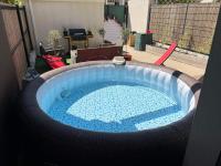Maison 100m2 - Jaccuzzi, Jardin, 10 min plages - Bed and Breakfast