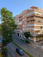 Apartamento nuevo, 3 dormitorios con terraza - B&B Granada