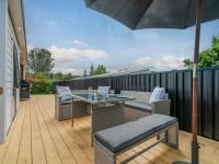 Chill-out Beach Bach - Whangamata Holiday Home - B&B