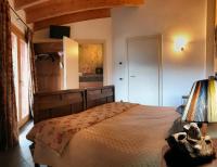 Zimmer mit Kingsize-Bett und Balkon