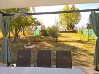 Agradable casa con jardín: Casasola - B&B