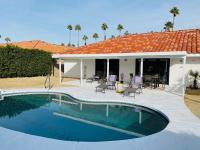 Tranquil Palm Springs Villa, Saltwater Pool, Magical View, Minutes to Downtown, Sleeps 8 - B&B