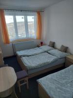 Dreibettzimmer mit Bergblick