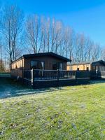 Loki's Retreat Lodge with Hot Tub - Bed and Breakfast