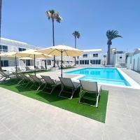 Puerto Del Carmen AirConditioned 2bed poolside apt - B&B Puerto del Carmen