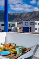 Casa Hespi - View to Famara Beach - By Lanzarote Vacation Homes - Chambres d'hôtes Famara