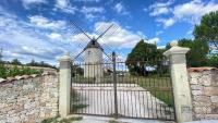 Les Curies - ludogîte, gîte et moulin avec piscine - B&B Aujols