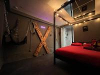 B&B Souppes-sur-Loing - Les 50 nuances de rouge LOVEROOM - Bed and Breakfast Souppes-sur-Loing