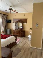 Deluxe Queen Suite