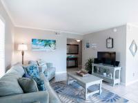 Apartamento de 1 dormitorio con balcón y vistas al agua