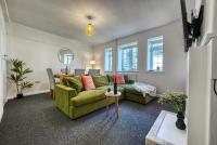 Brewery Loft - 3 Bedroom Bright Spacious apartment in the centre of town, Wifi, Netflix - Bed and Breakfast Cirencester