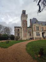 la tour carrée d'un chateau - B&B Auzouer-en-Touraine