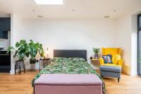 Modern Studio with parking in shared garden - Bed and Breakfast Theydon Bois