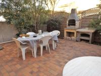 Villa Mitoyenne 6 Pers avec Terrasse, BBQ, Parking et WIFI à Grau d'Agde - FR-1-423-179 - Bed and Breakfast