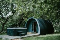 Snowdonia Mawddach Cabin and hot tub Glamping - Chambres d'hôtes Barmouth