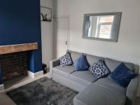 B&B Stoke-on-Trent - Primrose Stays - 3 bedroom House - Bed and Breakfast Stoke-on-Trent