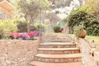 2 Story, 5 Bedroom, 3 Bath Flat, Steps from the Beach & Cliff Walk - B&B