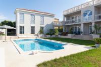 Apartment mit Poolblick