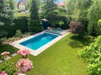Spacious villa with an outdoor pool in Černošice - Bed and Breakfast Černošice