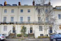 Regency Nest by Spa Town Property - Stylish 3 Bedroom Apartment on 2 Floors, Central Leamington Spa - Chambres d'hôtes Royal Leamington Spa