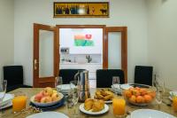 HomeySeville-Amazing Views Cathedral Tomas de Ibarra - 8 pax, Parking Optional - B&B Seville