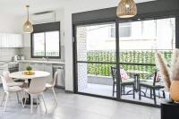 Cozy 2BR with Parking near the sea by HolyGuest - B&B Tel Aviv