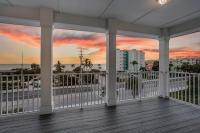 B&B Fort Myers Beach - SUNSET PARADISE Two Story Home across from peaceful beach!1blk Publix Rentals Trolley home - Bed and Breakfast Fort Myers Beach