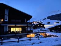 Casa Ucliva - Charming Alpine Apartment Getaway in the Heart of the Swiss Alps - Chambres d'hôtes Rueras