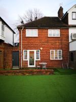 Stylish 3 Bed Semi in Windsor - B&B