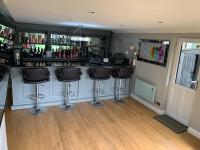 Beautiful Little Bungalow, Indoor Fireplace, & Bar - Chambres d’hôtes Ash