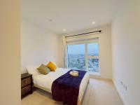 B&B Croydon - Luxurious Comfy Penthouse - Steps to East Croydon Train Station - Views - Bed and Breakfast Croydon