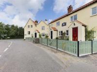 B&B Grantham - Two Bedroom Cottage (rural setting with good Access links) - Bed and Breakfast Grantham