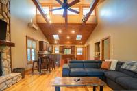 King Bed, Putt-Putt w/ Hot Tub, & Other Games - Chambres d’hôtes Banner Elk