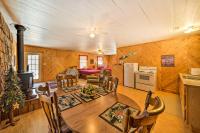 The Burgundy Cabin Iowa Retreat Pond and Fire Pit - Chambres d’hôtes Spragueville
