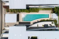 City oasis - 3 BR apt. on Maroochy river, pool, AC - B&B