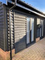 The Pelican Room-converted Cart Lodge near airport - Chambres d'hôtes Horsham St Faith