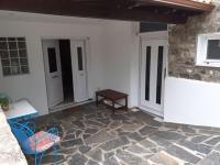 A modern farmhouse with big garden - B&B Trápeza