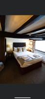 Habitación con cama extragrande.
