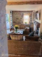 Brynglas Cottage with Hot Tub, Anglesey. - B&B Llanfachraeth